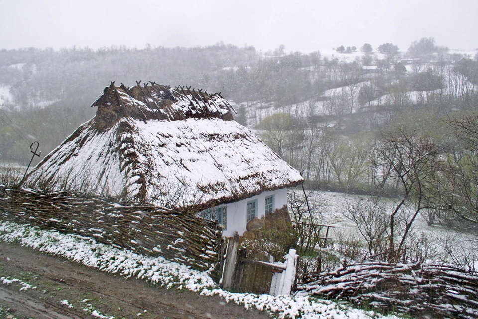 Хата сброшенные. Хата с соломенной крышей Курская область. Украина деревня Мазанка. Украинские хатки с соломенной крышей зимой. Соломенная крыша избы.