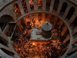 У храмі Гробу Господнього зійшов Благодатний вогонь
