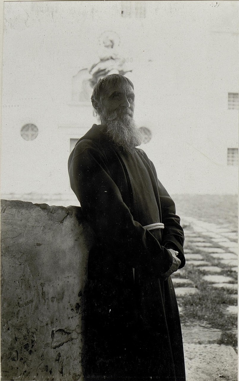 Галичина.  Монах з монастиря в Олесько