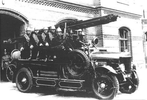 Пожежний автомобіль з розрахунком, фото 1930-ті роки.