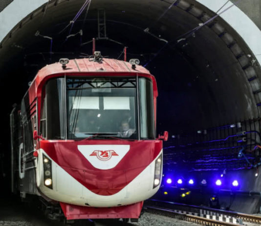 Порошенко проїхався у кабіні машиніста і відкрив Бескидський тунель