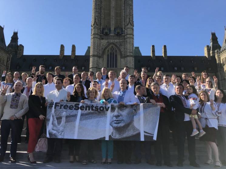 Одягнулись у вишиванки: Канадський парламент долучився до акції #FreeSentsov