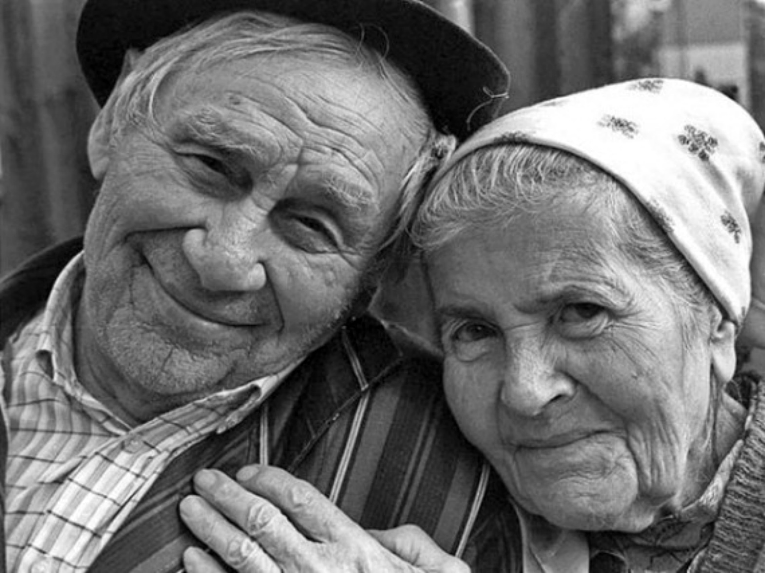 Человек любящий все старое. Бабушка и дедушка. Старенькие бабушки и дедушки. Фотографии бабушек и дедушек. Пожилые родители.