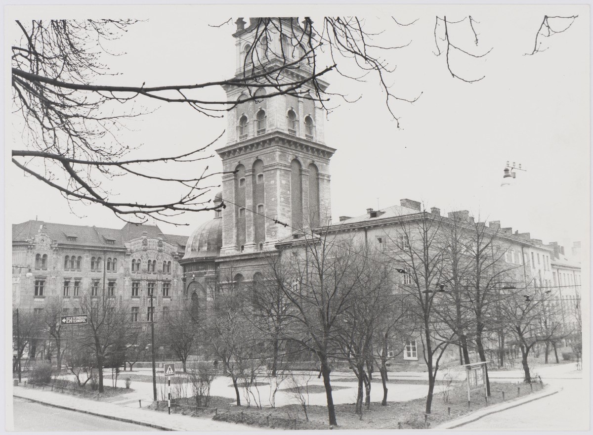 Руська церква і вежа Корнякта у Львові, фото 1976 року