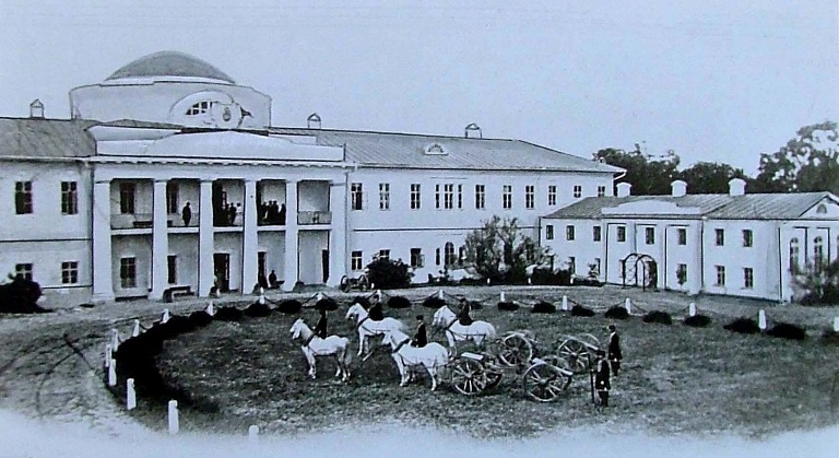 Парадний фасад палацу в Качанівці. Фото 1880-ті рр.
