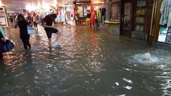 Внаслідок зливи у Львові було підтоплено станцію Замарстинів
