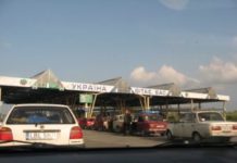 8 ранку на Краківці. Стою п’ятим серед простих смертних. – Відкрийте багажнік. Шось везете заборонене? – Нє хлопи, тільки особисті речі..