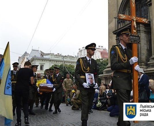 Група російськомовних молодиків намагалася зірвати поховання 21-річного бійця у Львові