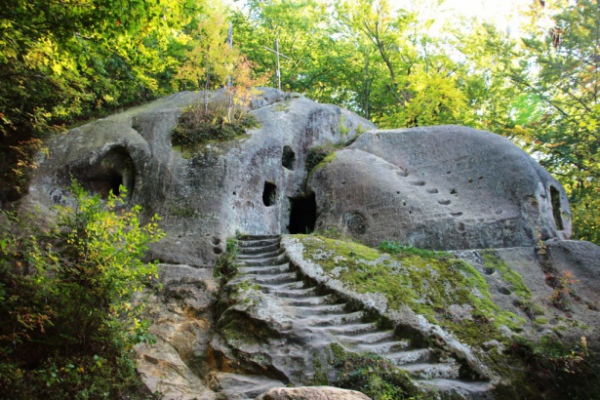 Печерний монастир у Розгірчому