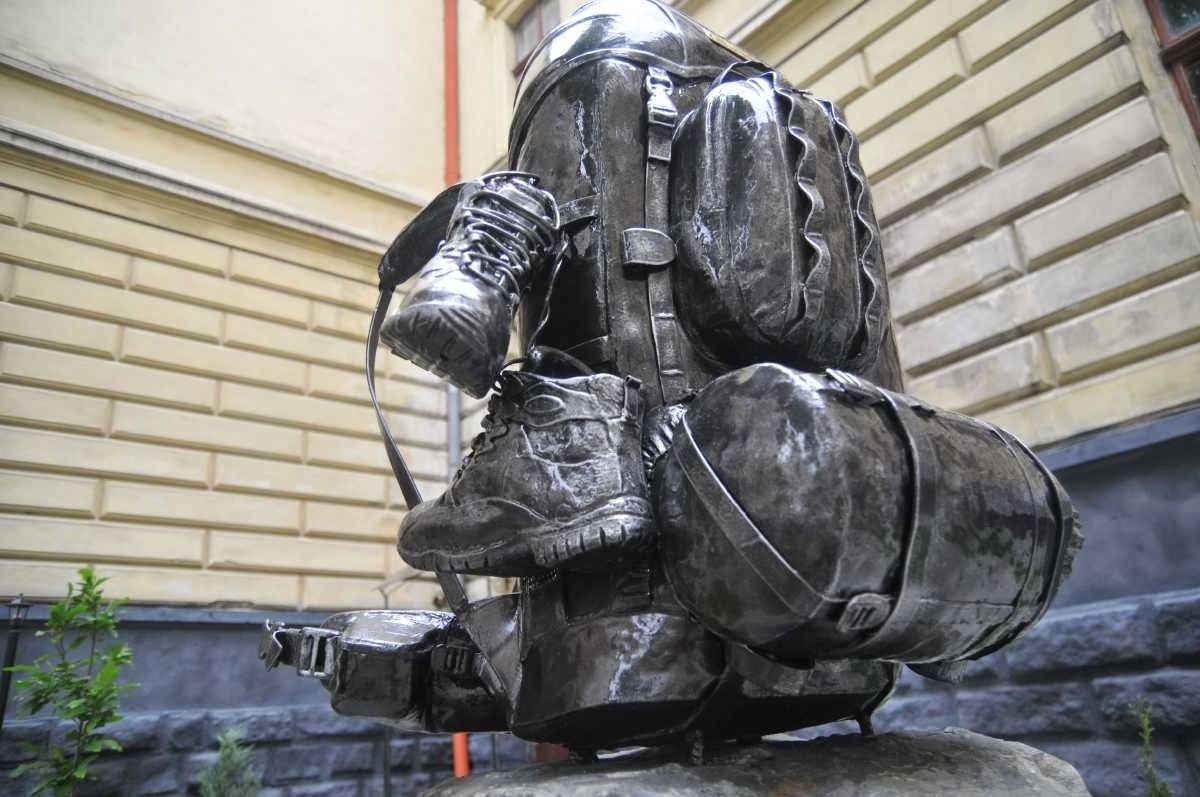 Пам’ятник рюкзаку © perekotypole.com.ua