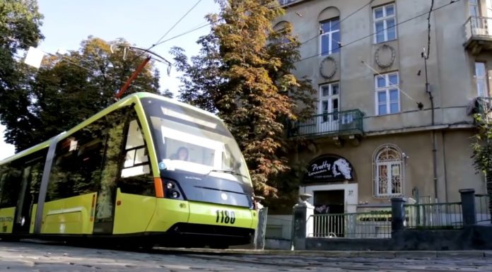 Львів. Центр міста.. Хлопчина на візку чекає свій трамвай…