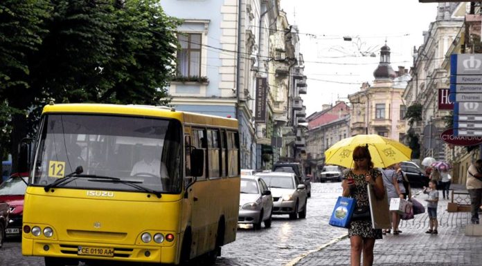 Їхала вчора автобусом. Заплатила, одягла навушники, їду. Раптом, крізь музику чую кpик. Всі пасажири обернулися на задні ряди