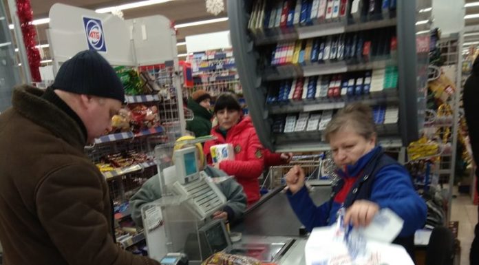 “Харків. АТБ. 31 грудня. Останній день перед Новим Роком. Розрахувалася на касі. Складаю продукти у пакет і бачу, як за мною за касі розраховується чоловік років 40-45…” – українка