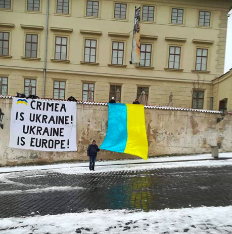 У центрі Праги вивісили український прапор 02