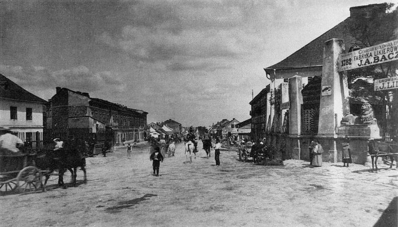 Вид на Жовківську дорогу від фабрики Бачевських (праворуч). Фото 1905 року