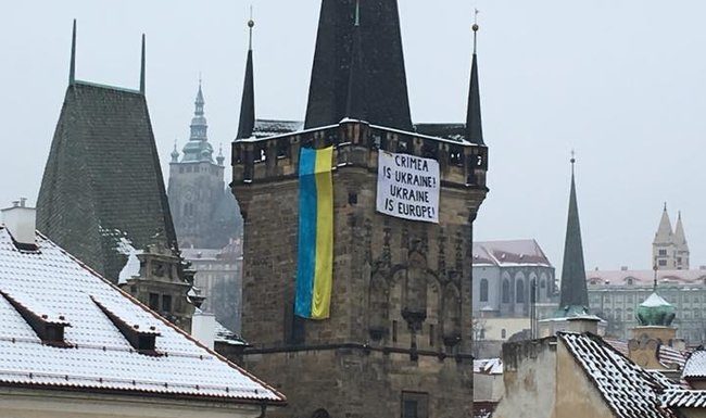 “Крим – це Україна! Україна – це Європа”: у центрі Праги вивісили український прапор (фото)