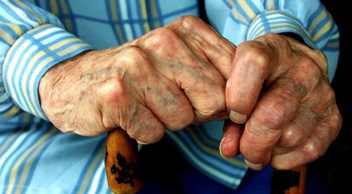 Не дочекався: “батькове ліжко було порожнє, лише пружини чорніли, різко контрастуючи з білизною застелених ліжок”