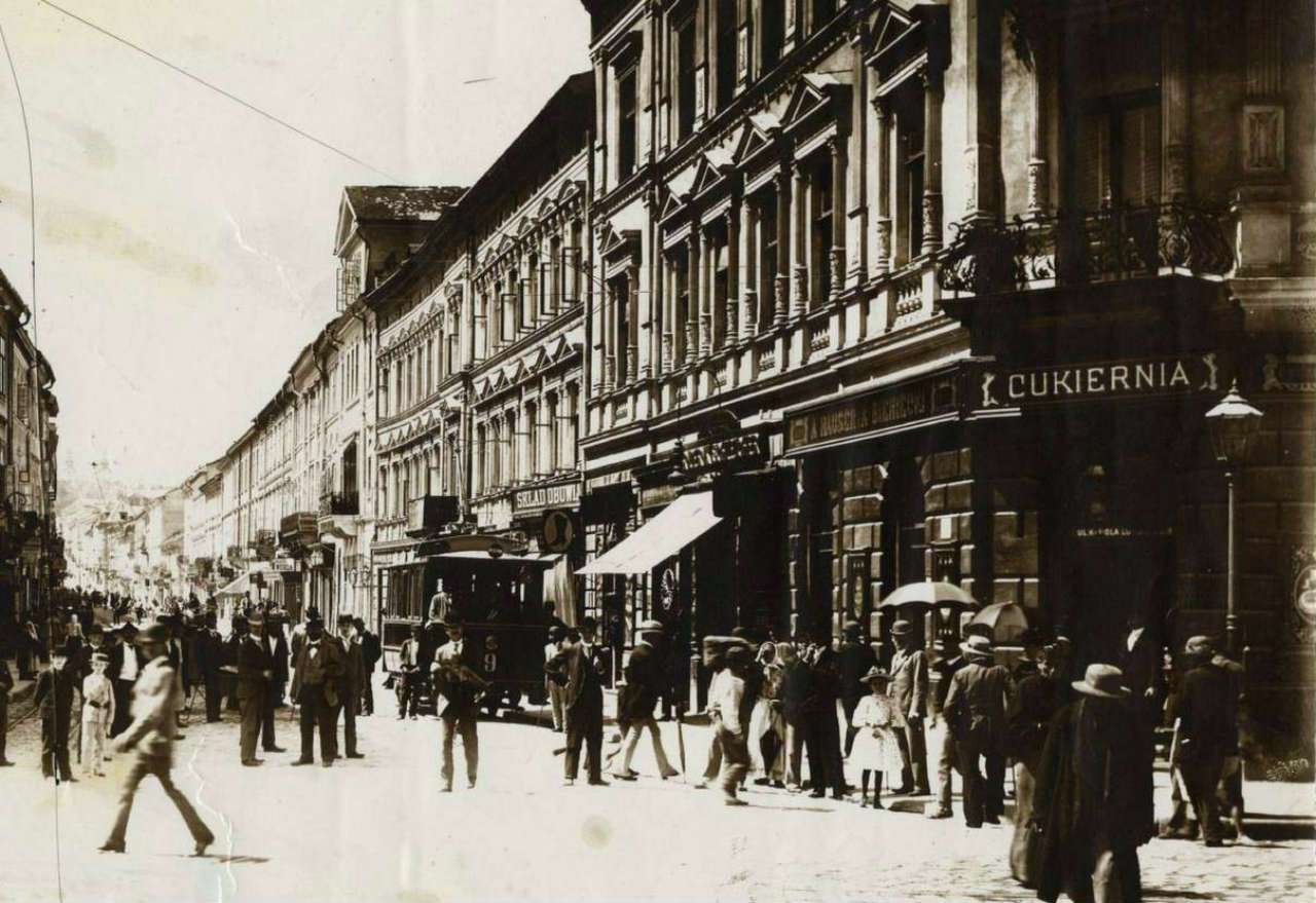 Початок нин. вул. Дорошенка, праворуч популярна цукерня Бенецького. Фото 1894 року