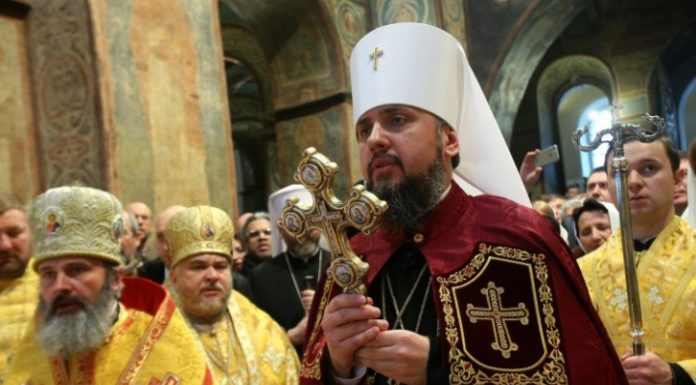 Владика Епіфаній пояснив, чому він проти зауважень жінкам з непокритою головою у церкві