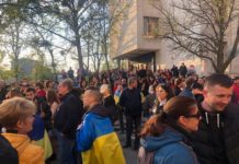 «Дякую, Петре!» Прихильники Порошенка зібралися на Банковій подякувати президенту за безвіз, армію та децентралізацію