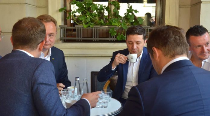 Президент Зеленський прогулявся центром та попив львівської кави (ФОТО)