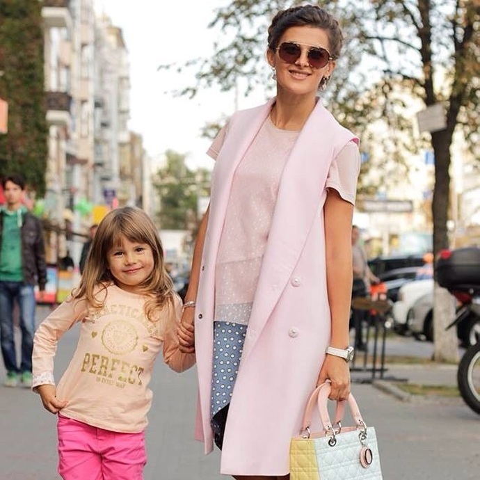 Лариса Білозір з дочкою і сумочкою