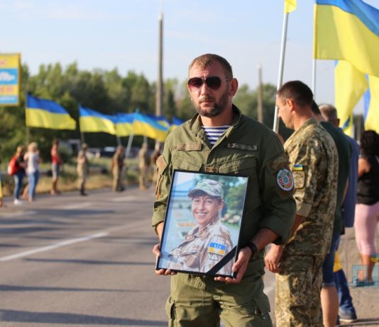 “Прощалися на колінах”: Херсон провів у останню путь медика Ірину Шевченко