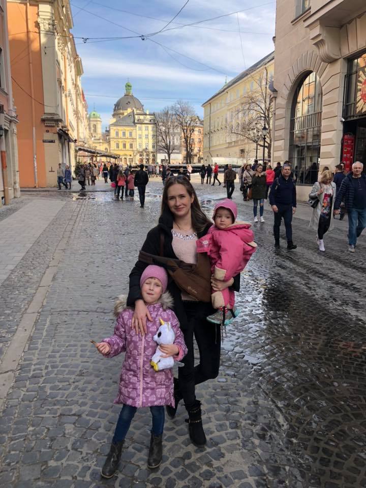 Вже більш ніж рік Яна з дітьми живе в Україні