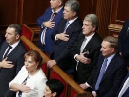 Знак згори?: З Порошенком стався конфуз під час отримання депутатського посвідчення