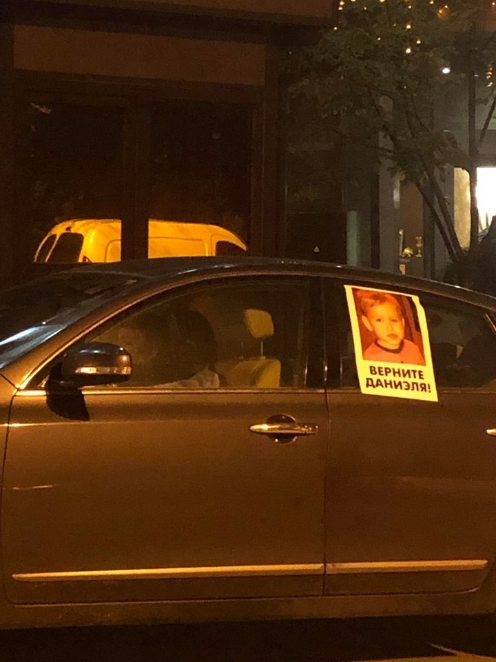 Анастасія ночувала у машині біля посольства