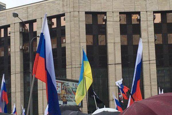 На мітингу в Москві помітили прапор України