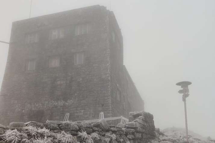 <p>На горі Піп Іван Чорногірський вранці 30 жовтня стояв туман</p> - В Карпати прийшла зима - вісім градусів морозу (фото)