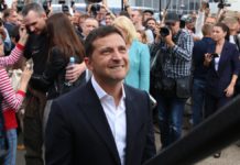 Зеленський прибув до “Борисполя” та спілкується із родичами звільнених з полону