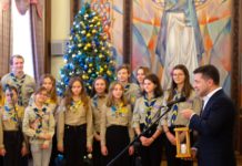 Скаути передали президенту України Вифлеємський вогонь миру