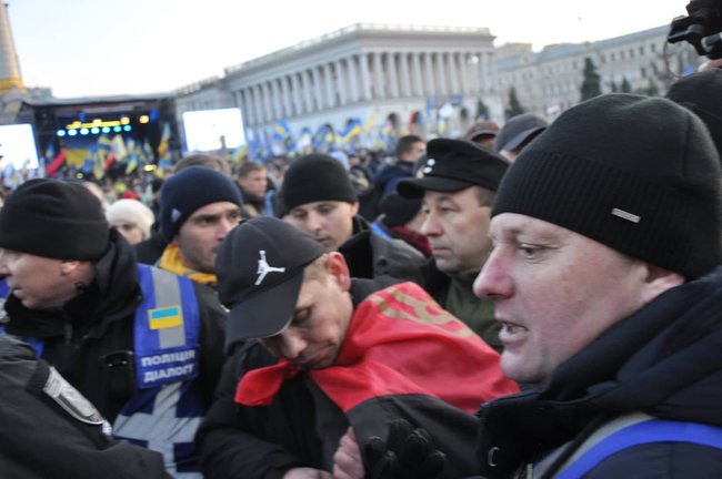 Порошенка закидали яйцями на Майдані під час акції 