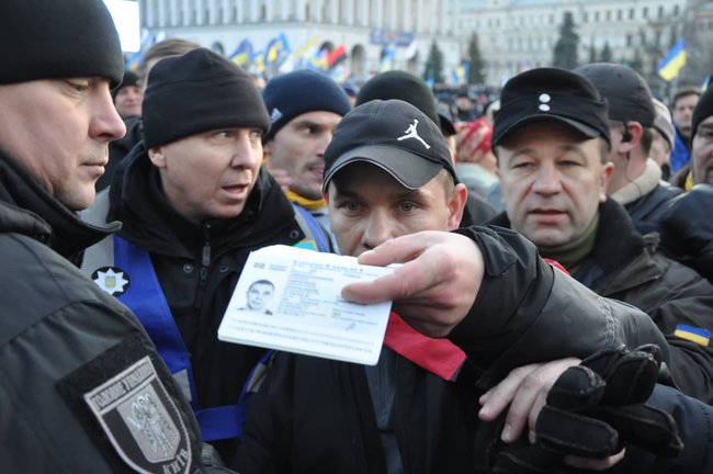 Порошенка закидали яйцями на Майдані під час акції 