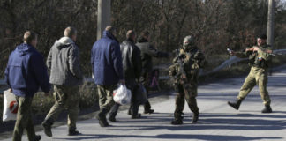 "Мамо, я в Україні!" У мережі показали зворушливі дзвінки звільнених полонених рідним