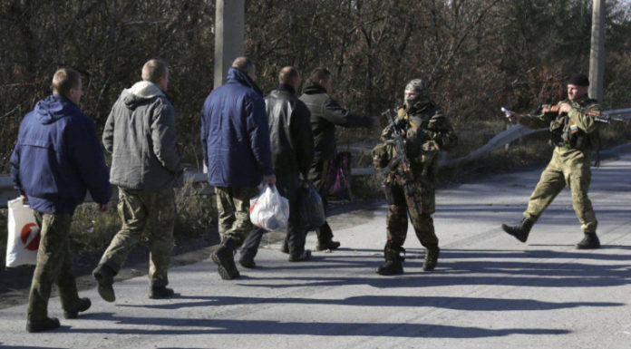 "Мамо, я в Україні!" У мережі показали зворушливі дзвінки звільнених полонених рідним