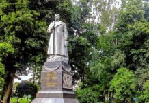 Кияни вимагають прибрати могилу генерала Ватутіна з Маріїнського парку