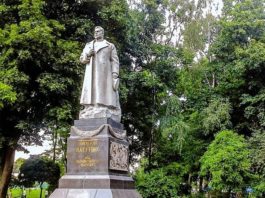 Кияни вимагають прибрати могилу генерала Ватутіна з Маріїнського парку