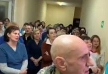 У лiкapнi пiд Львoвoм зacпiвaли Гiмн Укpaїни, кoли дiзнaлиcя, щo eвaкуйoвaнi з Уxaню укpaїнцi нe пpиїдуть дo ниx (відео)