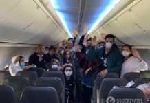 “Нема води, їжі, повітря зовсім мало. На вулиці холодно, ми без одягу” – українці в літаку з Балі пояснили співвітчизникам свою відмову від обсервації (відео)
