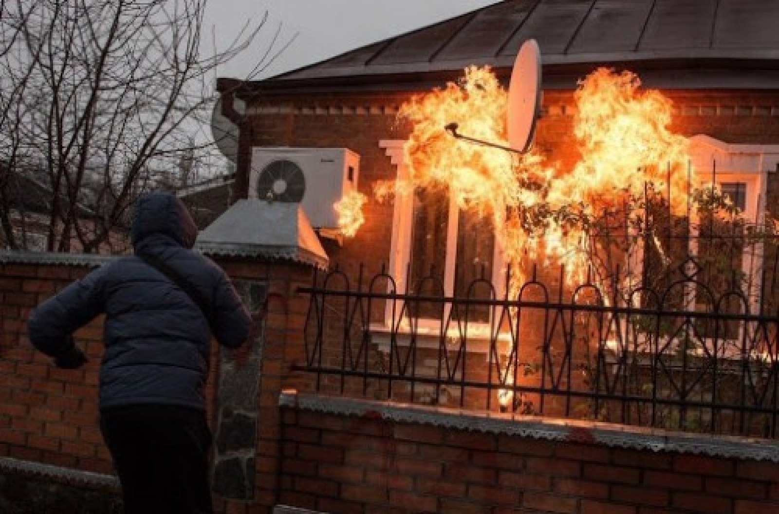 Поджог. Умышленный поджог. Поджег дом. Поджигатель домов. Поджог дома.