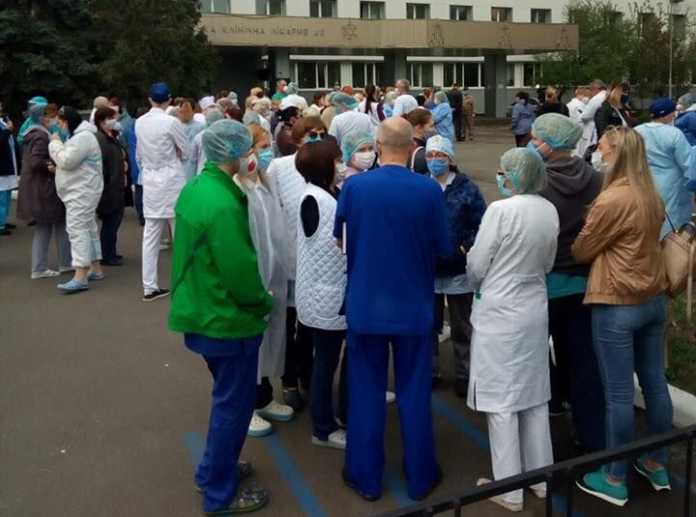 У Києві медики оголосили бойкот: надбавку за COVID-19 не видали, а зарплату урізали