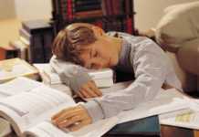 Діти психують, батьки на межі зриву: в Україні трапився колапс із дистанційним навчанням