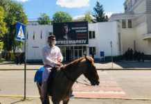 Плавець з Гідропарку приїхав до МВС на коні – зі зверненням до Авакова