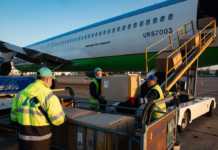 У Київ прилетіли 42 тис. захисних костюмів для медиків