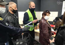 Ні дистанції, ні масок, ні совісті: в Маріуполі близько сотні мешканців влаштували штурм супермаркету (фото)