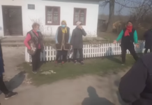 Справжні дикуни: заробітчанина виганяють із села через побоювання COVID-19