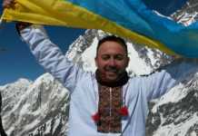 “Підкоряти Еверест — тільки так”: українець зійшов на найвищу гору світу у вишиванці (фото)